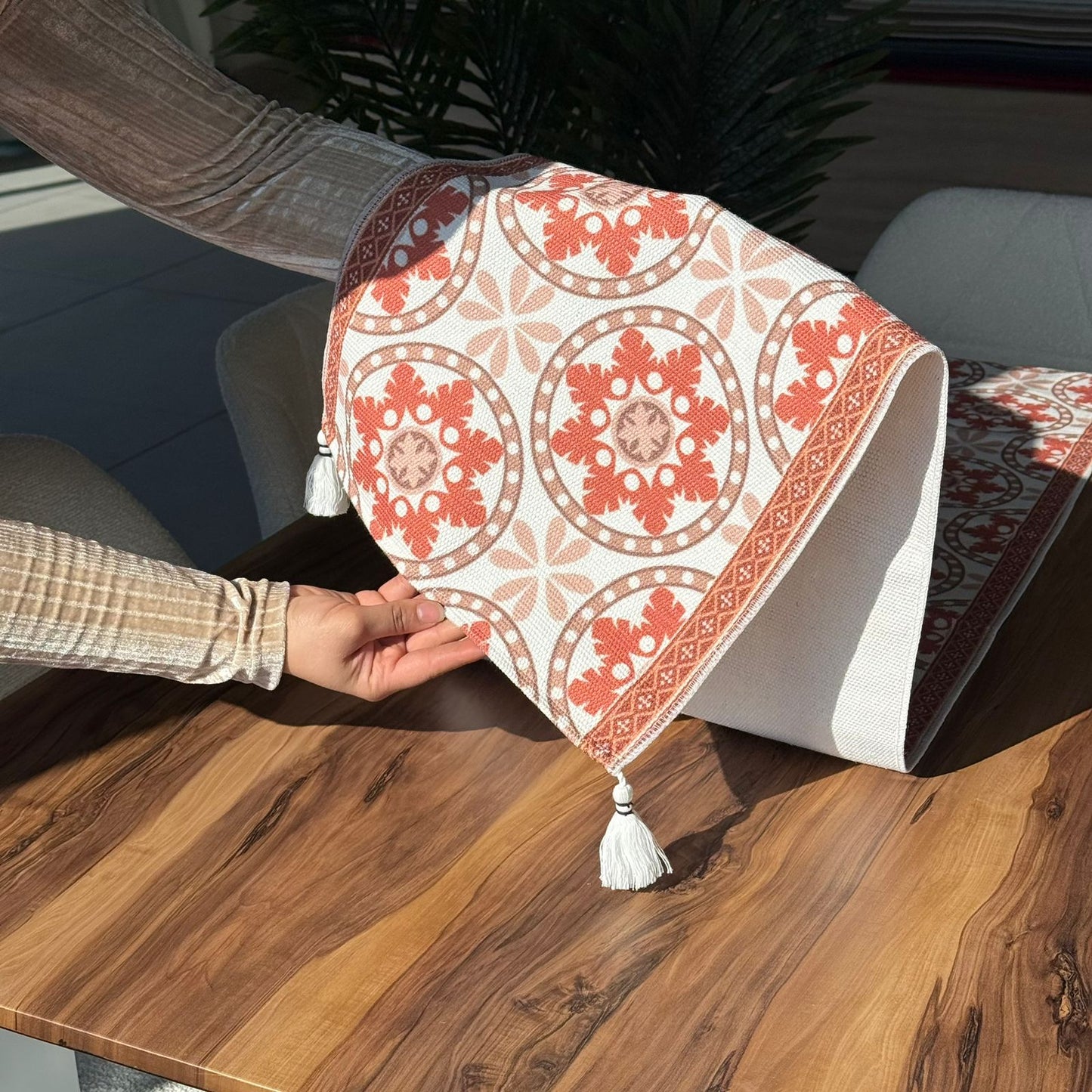 مفرش طاولة منسوج مزخرف مقاس 30 × 180 سم مع تفاصيل شرابة