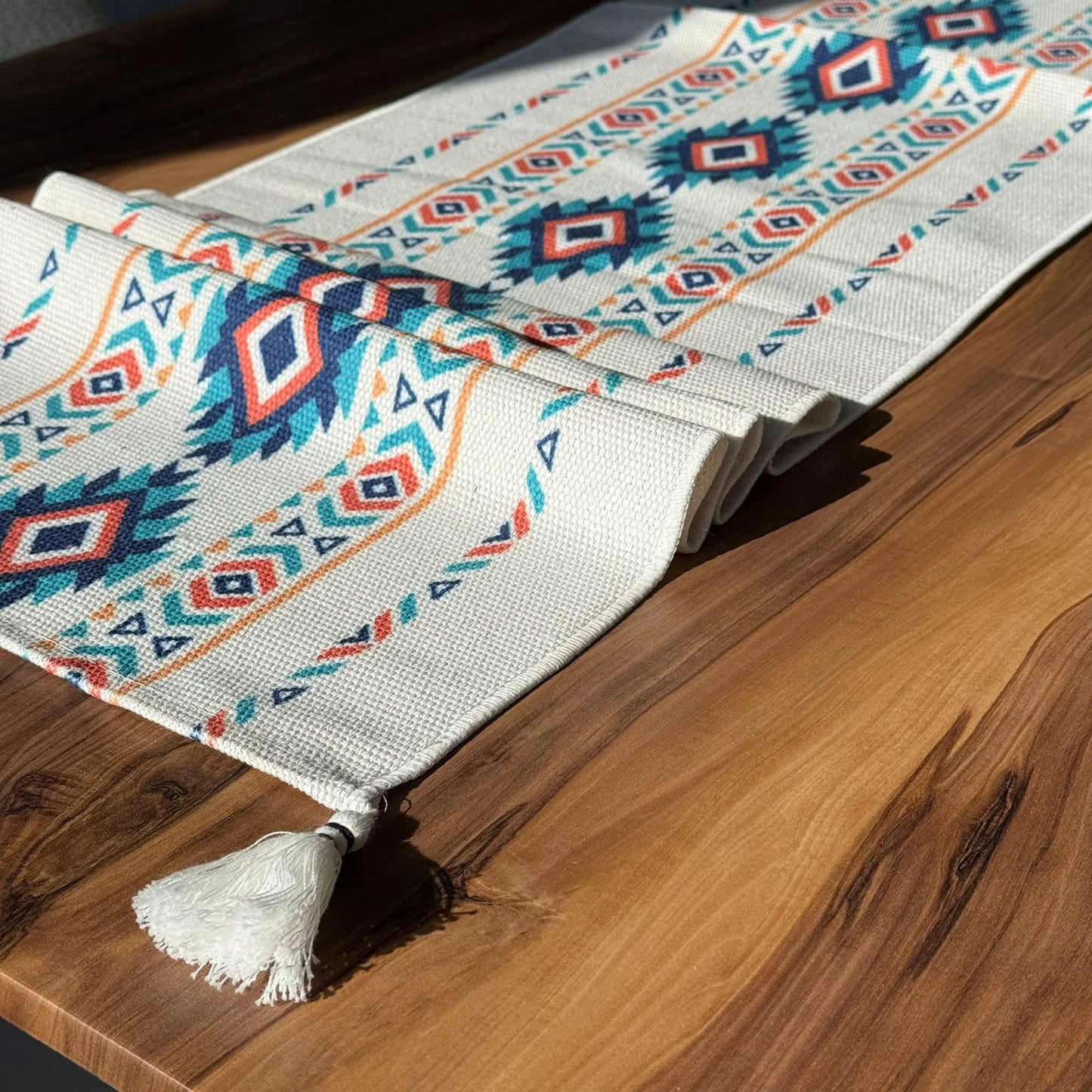 مفرش طاولة منسوج مزخرف مقاس 30 × 180 سم مع تفاصيل شرابة