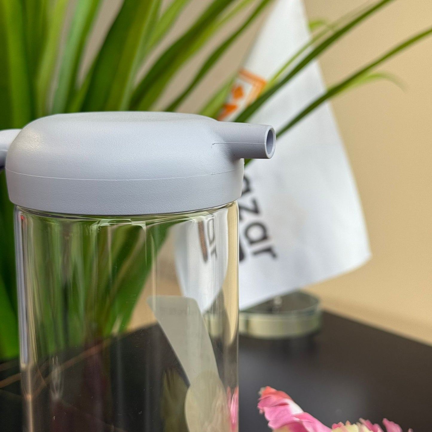 إبريق زجاجي صغير بغطاء سيليكون