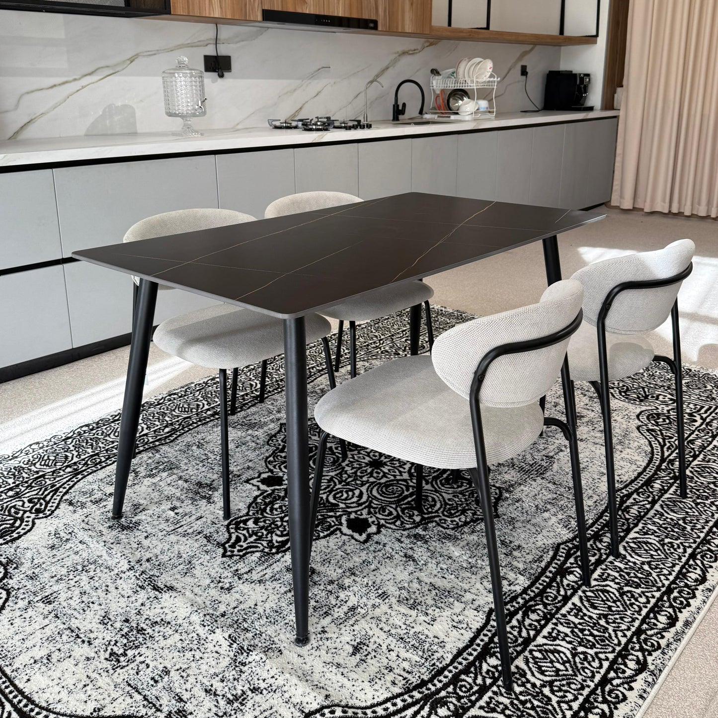 Dany Table و Luca Chairs مجموعة الطعام - Black & Gray