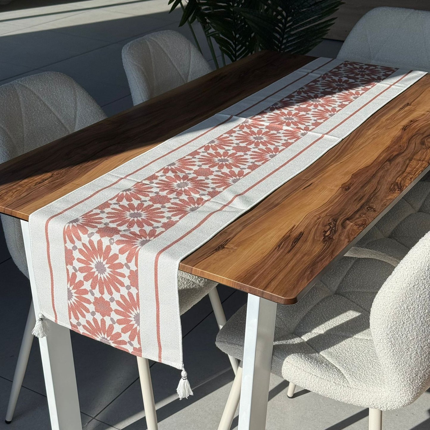 مفرش طاولة منسوج مزخرف مقاس 30 × 180 سم مع تفاصيل شرابة