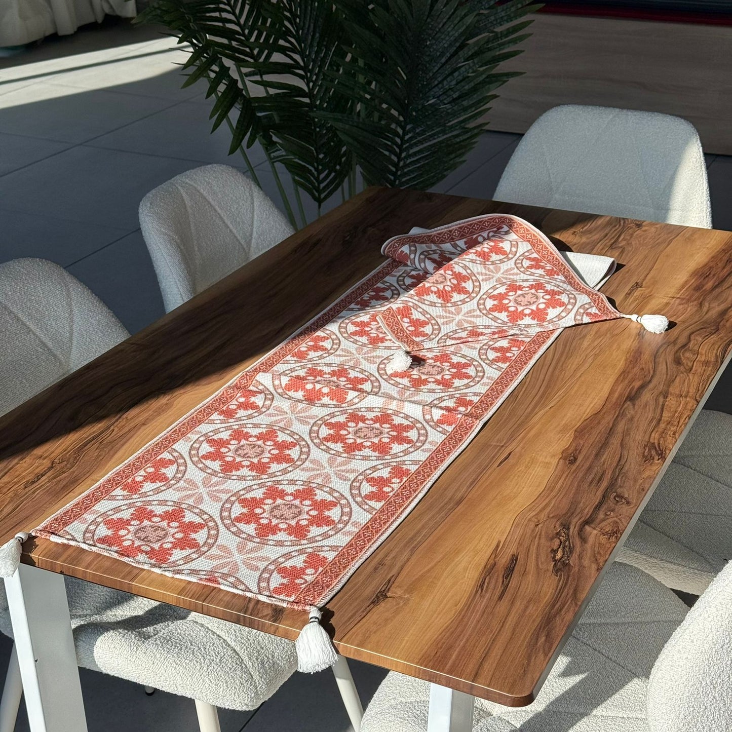 مفرش طاولة منسوج مزخرف مقاس 30 × 180 سم مع تفاصيل شرابة