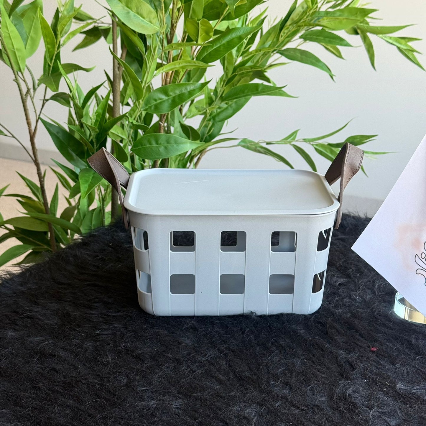 سلال تخزين بلاستيكية بتصميم قابل للتكديس والتهوية مع مقابض