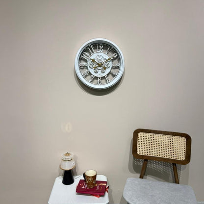 ساعة حائط مزخرفة عتيقة