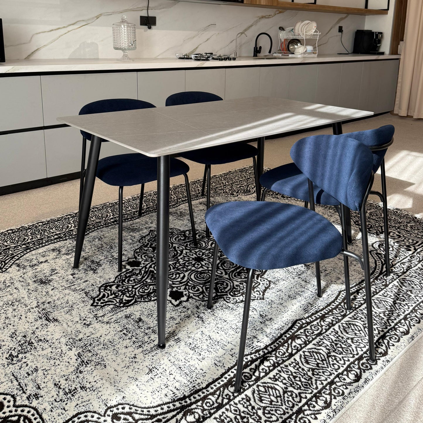Dany Table و Luca Chairs - مجموعة الطعام الحديثة