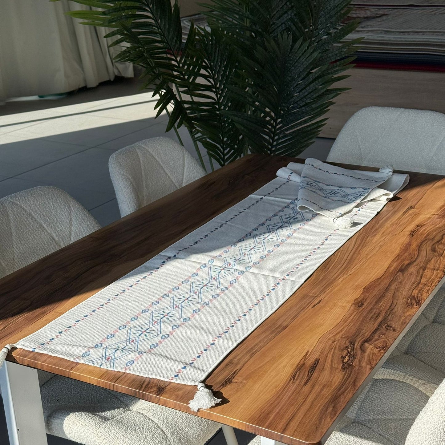 مفرش طاولة منسوج مزخرف مقاس 30 × 180 سم مع تفاصيل شرابة