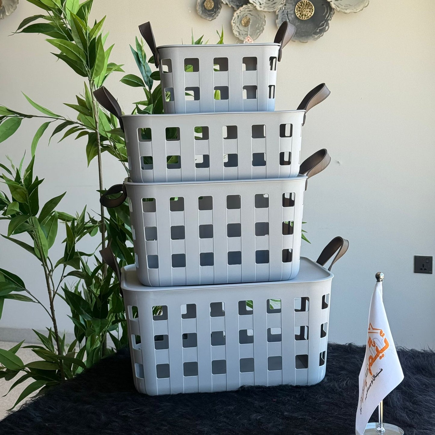 سلال تخزين بلاستيكية بتصميم قابل للتكديس والتهوية مع مقابض