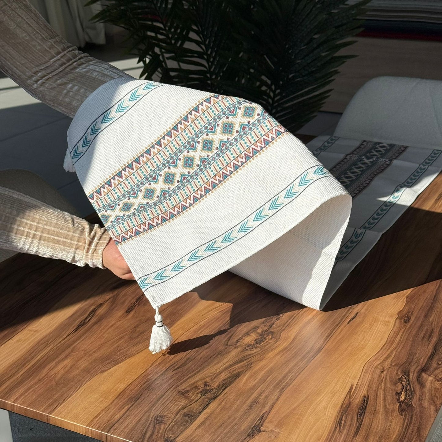 مفرش طاولة منسوج مزخرف مقاس 30 × 180 سم مع تفاصيل شرابة