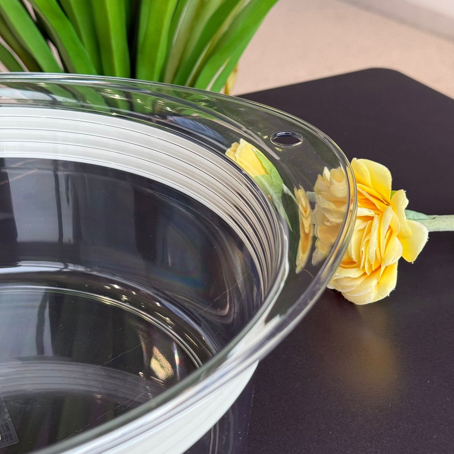 دەفری هەڵگرتنی خۆراکی ئەکریلیکیی بە سەرەوە