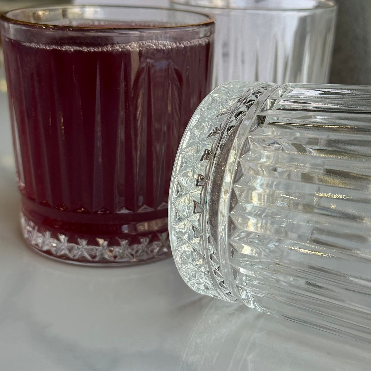 سێت پەرداخی شووشەی ڕوون و جوان بە ڕیمی زێڕین