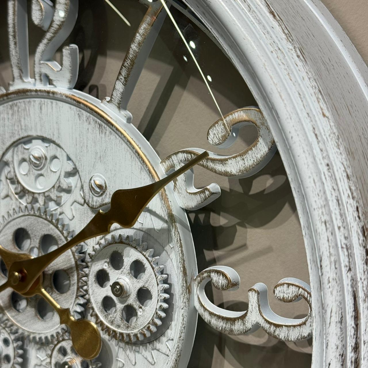 ساعة حائط مزخرفة عتيقة