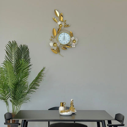 ساعة حائط ذهبية مزخرفة بالزهور
