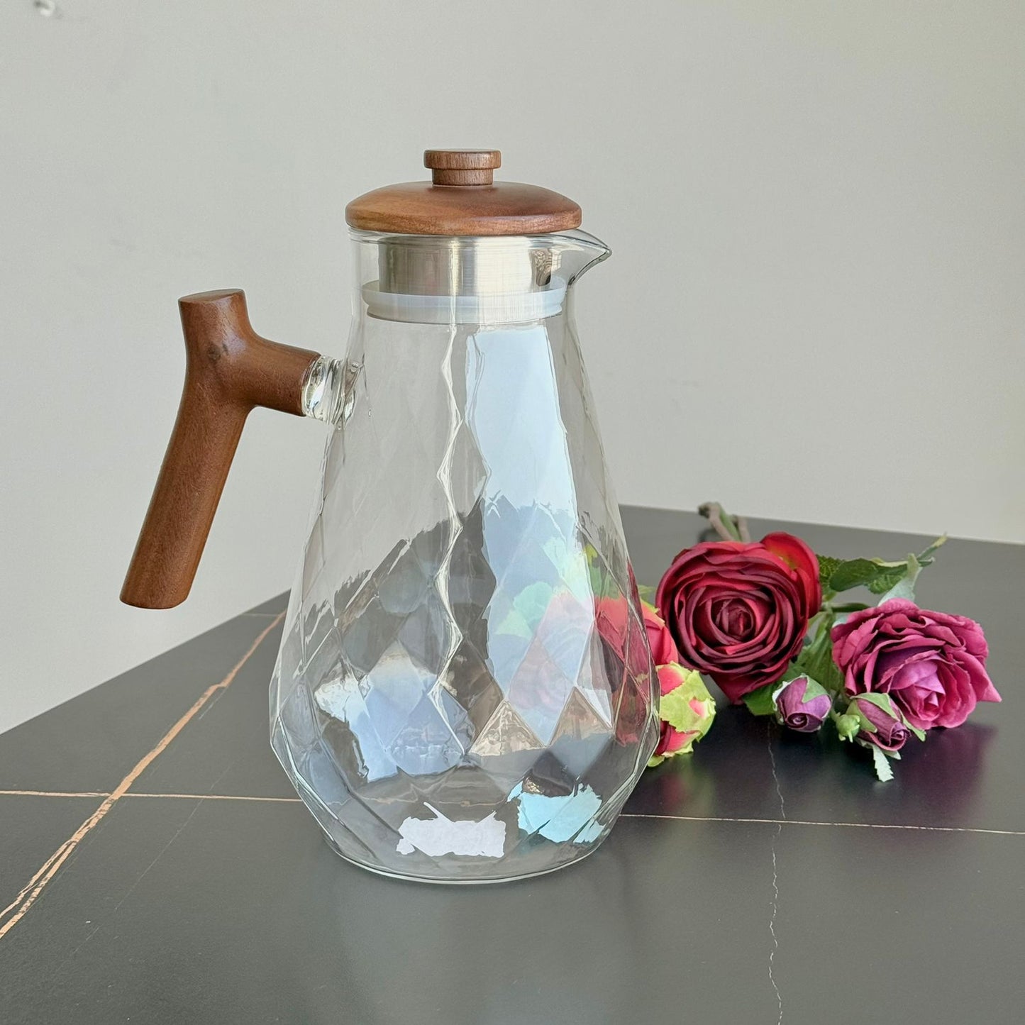 إبريق زجاجي أنيق بنمط ماسي مع مقبض وغطاء خشبي
