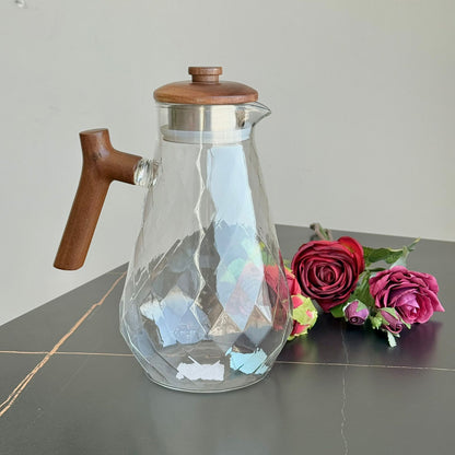 إبريق زجاجي أنيق بنمط ماسي مع مقبض وغطاء خشبي