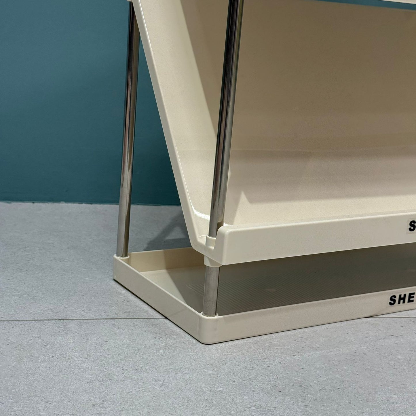 ڕەفەی پێڵاوی ٣-قاتە