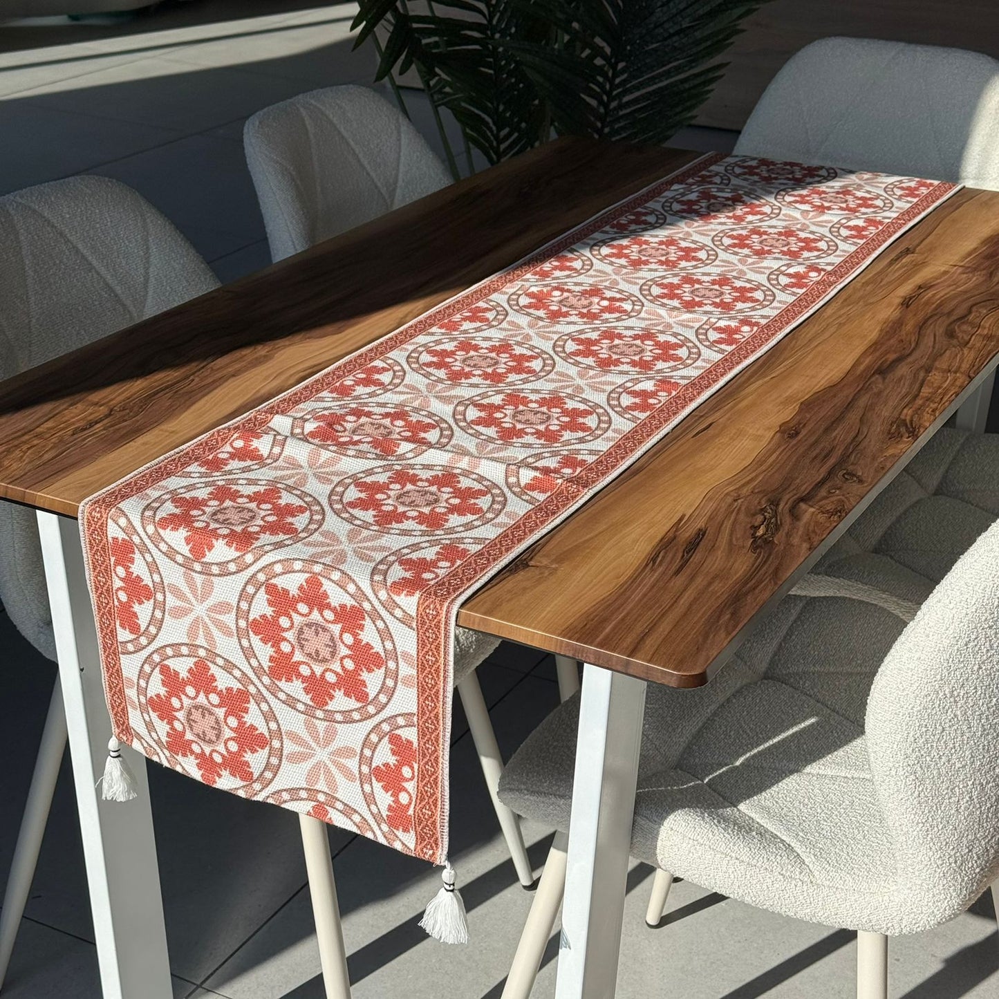 مفرش طاولة منسوج مزخرف مقاس 30 × 180 سم مع تفاصيل شرابة
