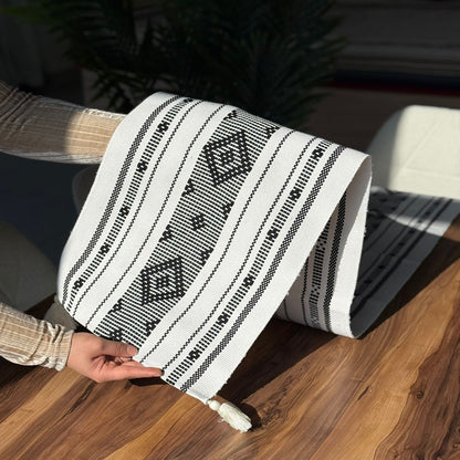 35 × 220 سم ڕاکەری مێزی تواوەی دیکۆراتی بە وردەکاری تاسڵ