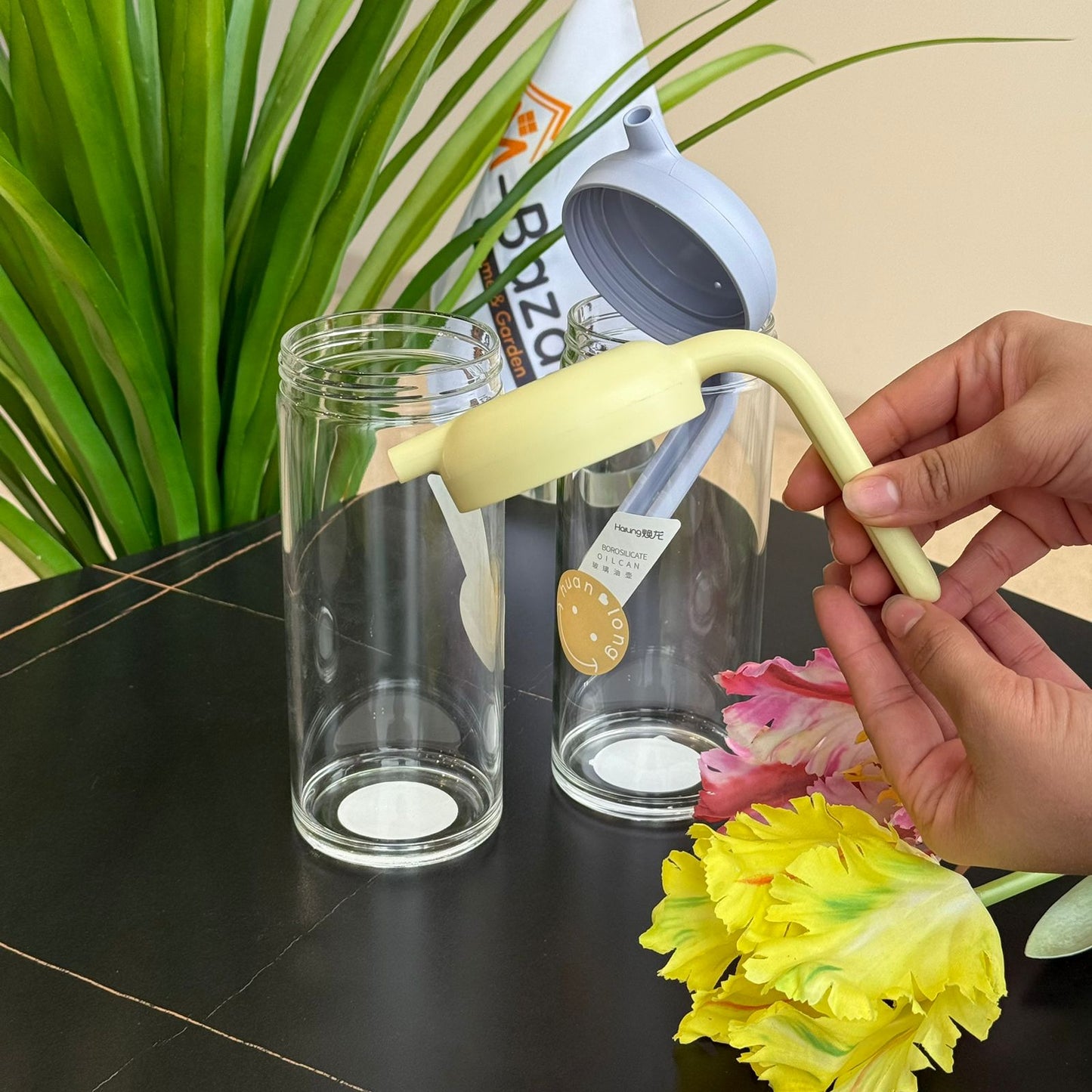 إبريق زجاجي صغير بغطاء سيليكون