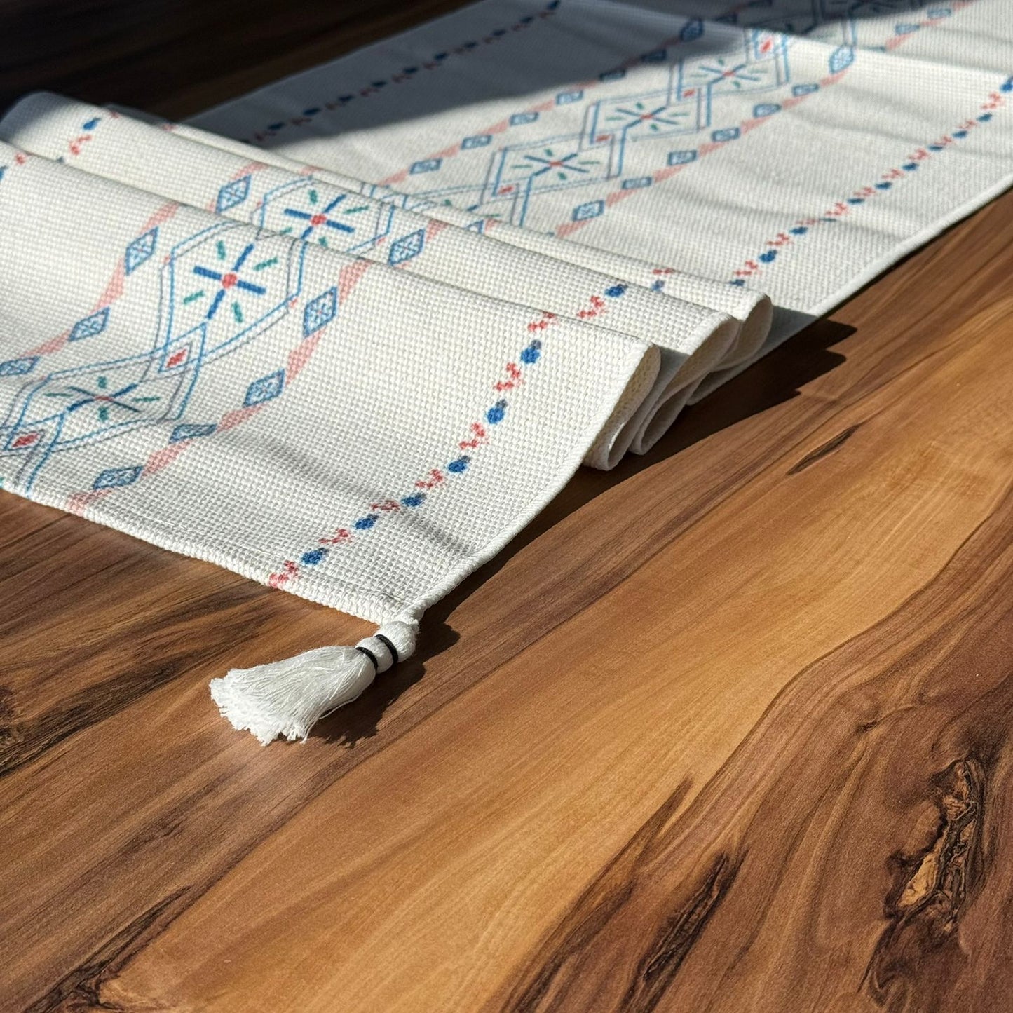 مفرش طاولة منسوج مزخرف مقاس 30 × 180 سم مع تفاصيل شرابة