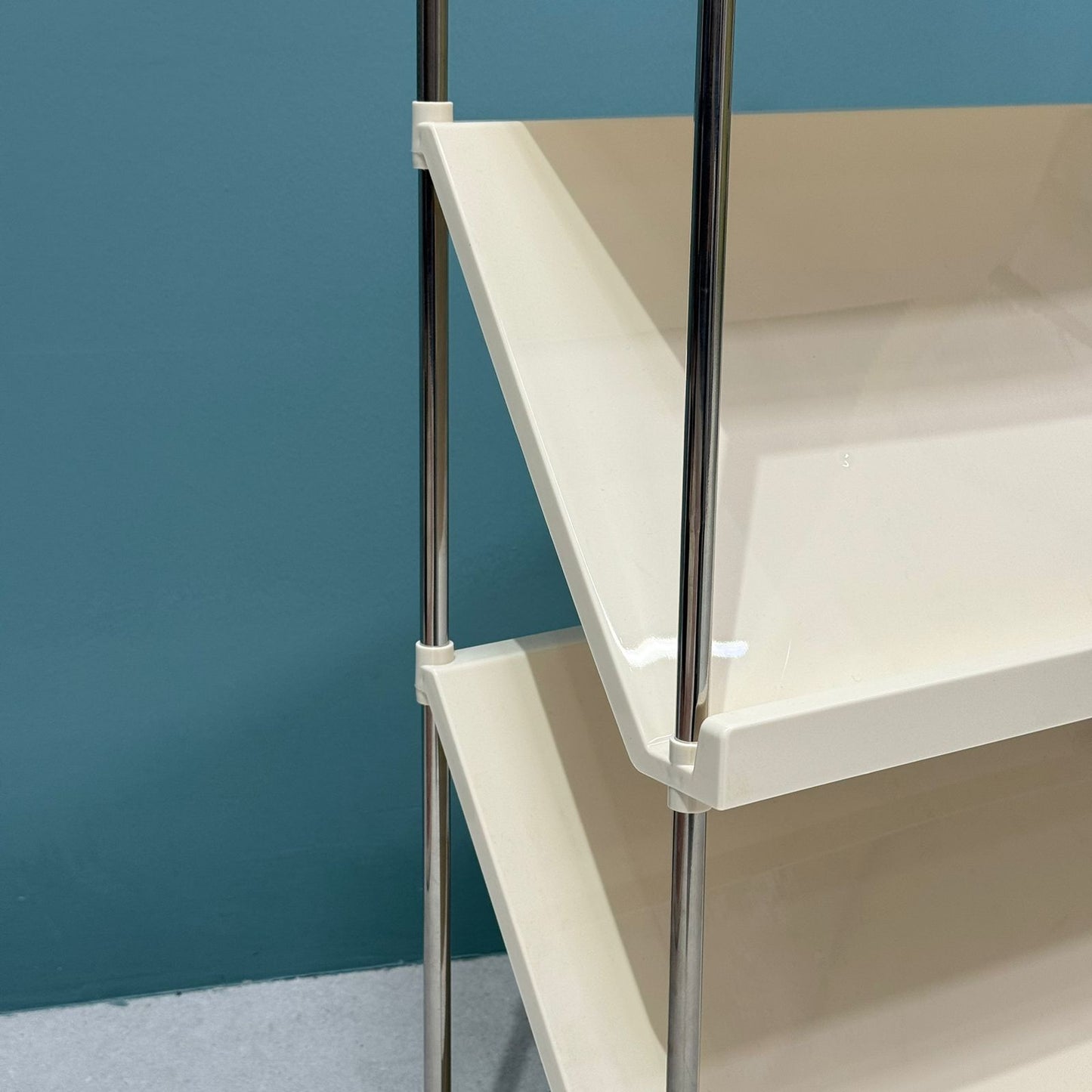 ڕەفەی پێڵاوی ٣-قاتە