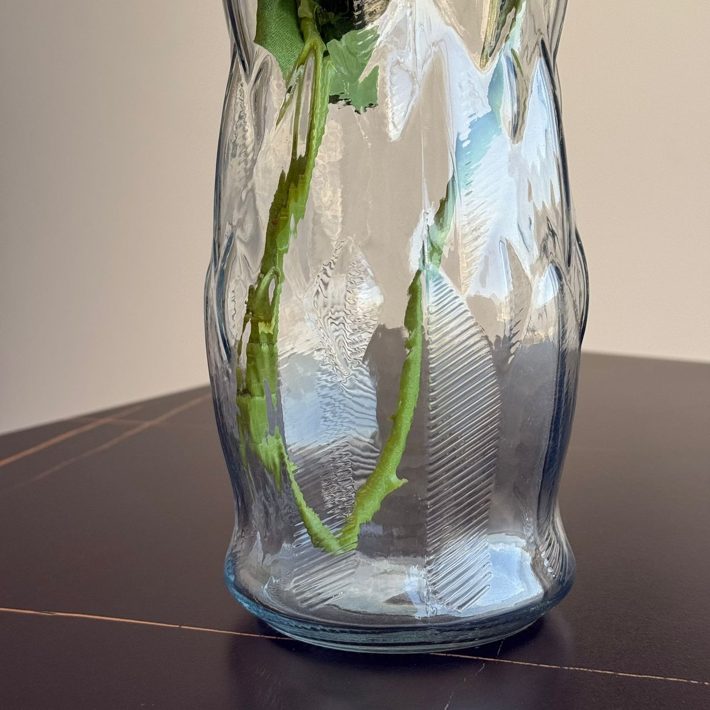 المزهريات الزجاجية الشفافة المزخرفة