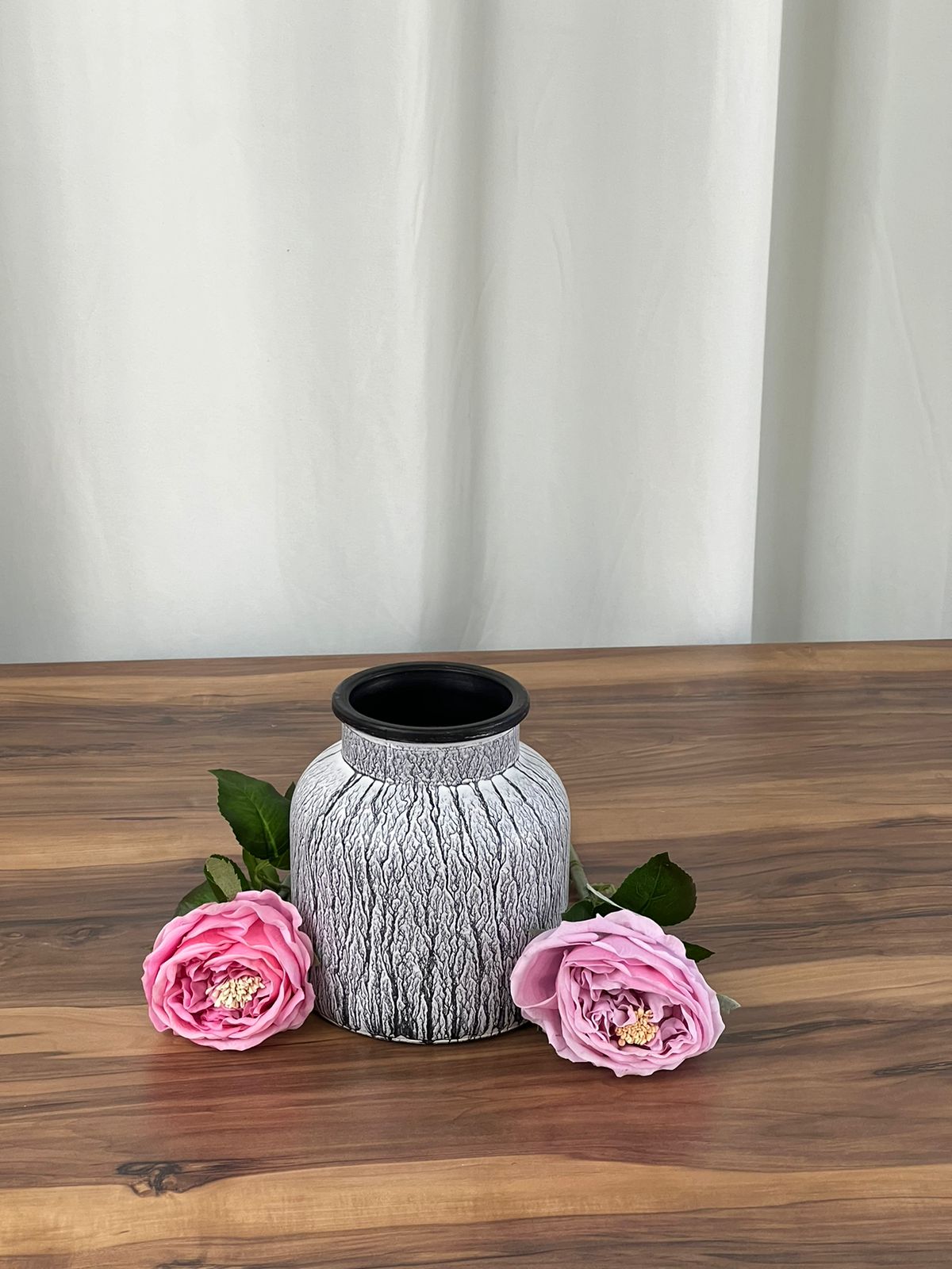 گوڵدانە کۆنەکانی دەستی دیکۆراتی بۆیاخ کراو