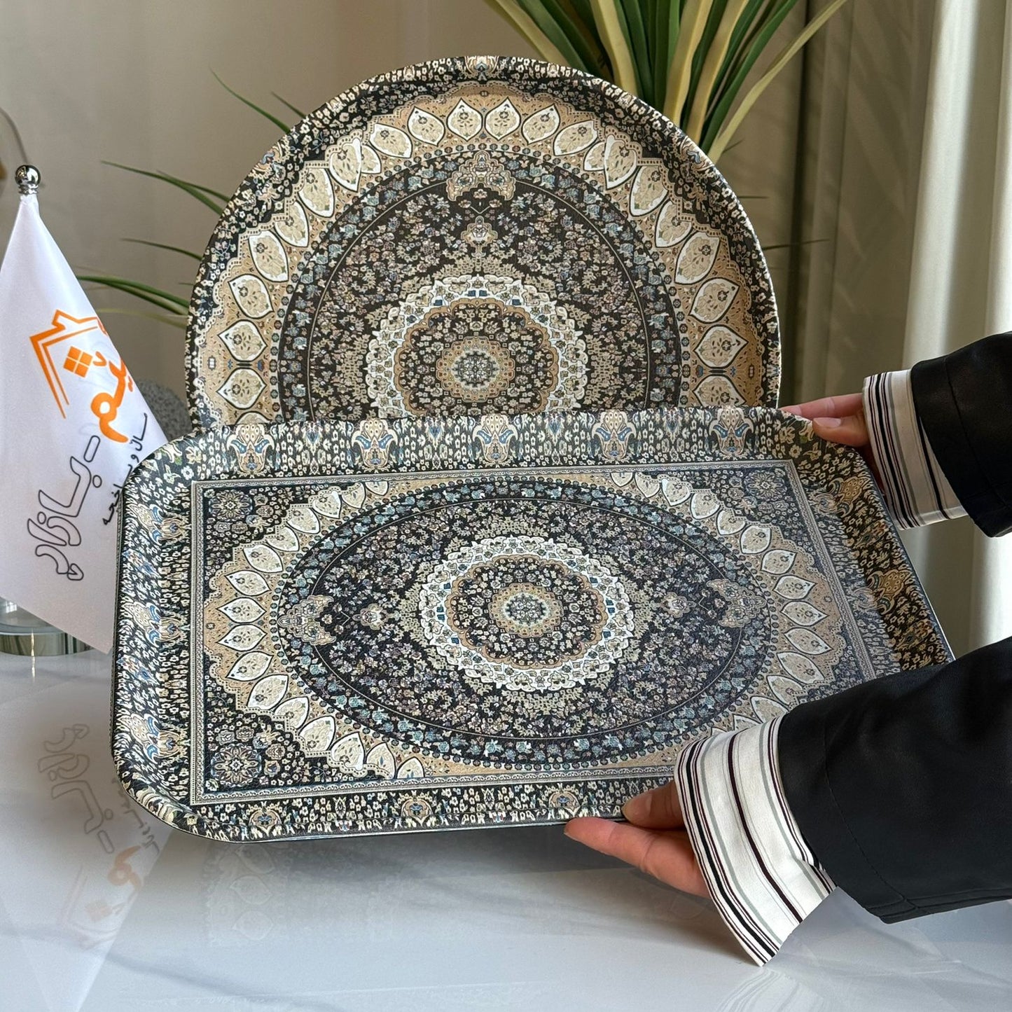 سینی خزمەتکردن بە نەخشی شاهانە - بە دو شێوە