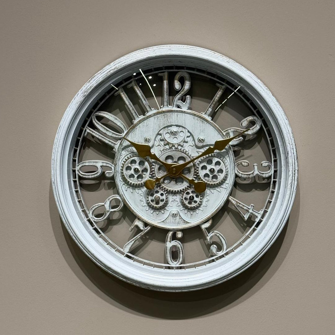 ساعة حائط مزخرفة عتيقة