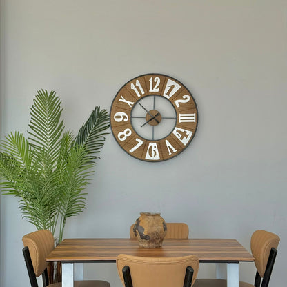 کاتژمێری دیواری دار لەسەر دیوار