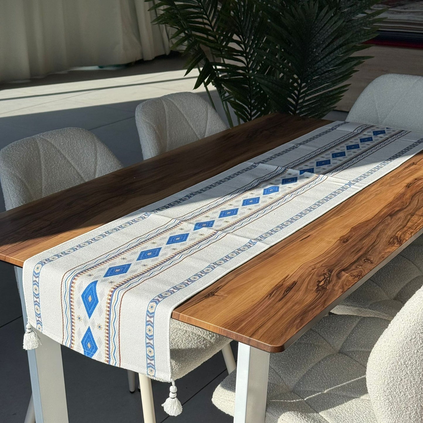 مفرش طاولة منسوج مزخرف مقاس 30 × 180 سم مع تفاصيل شرابة