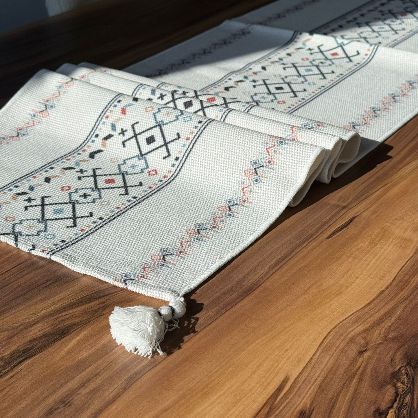 مفرش طاولة منسوج مزخرف مقاس 30 × 180 سم مع تفاصيل شرابة