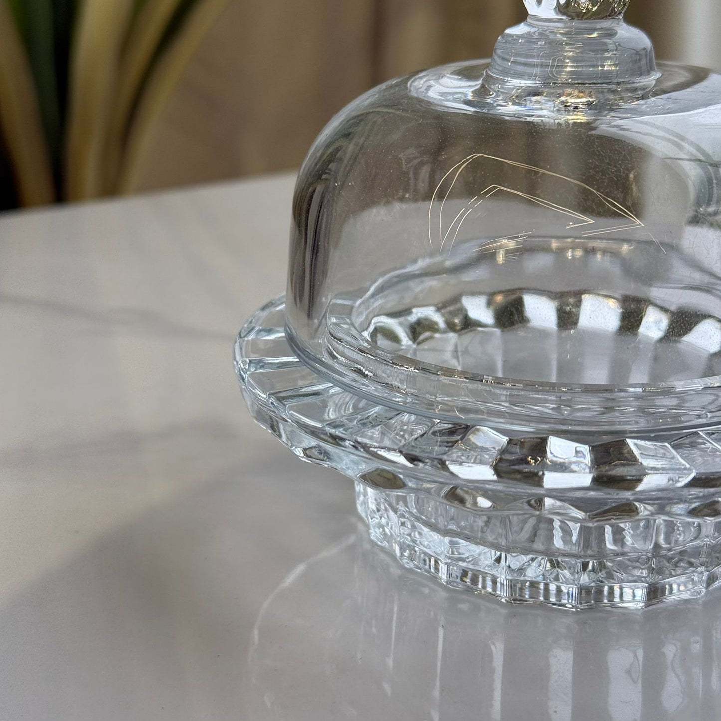 قاپێکی بچووکی پێشکەشکردنی شووشە بە کەڤەر