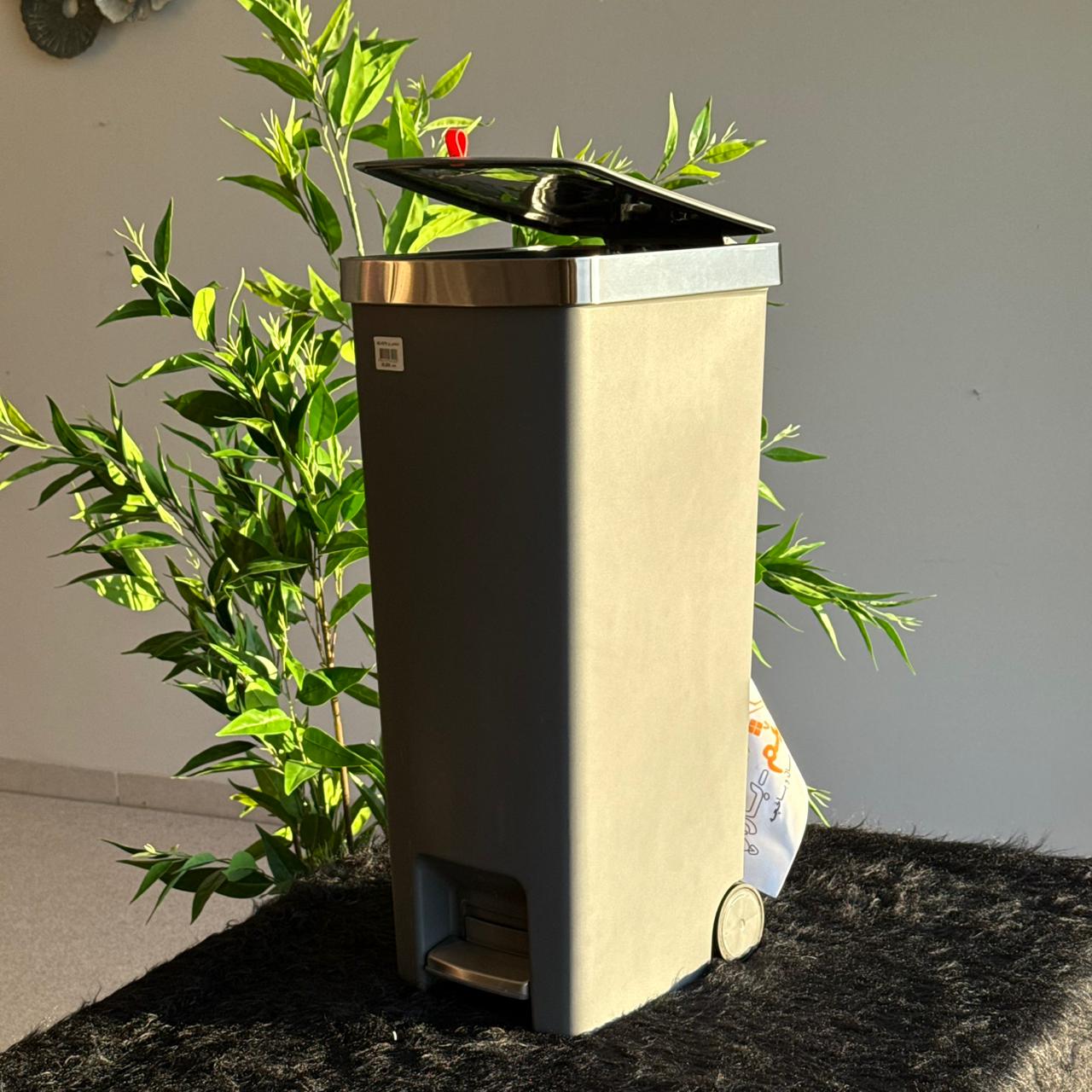 سەبەتەی پاشماوەی پێداڵی تەنک بە تایە