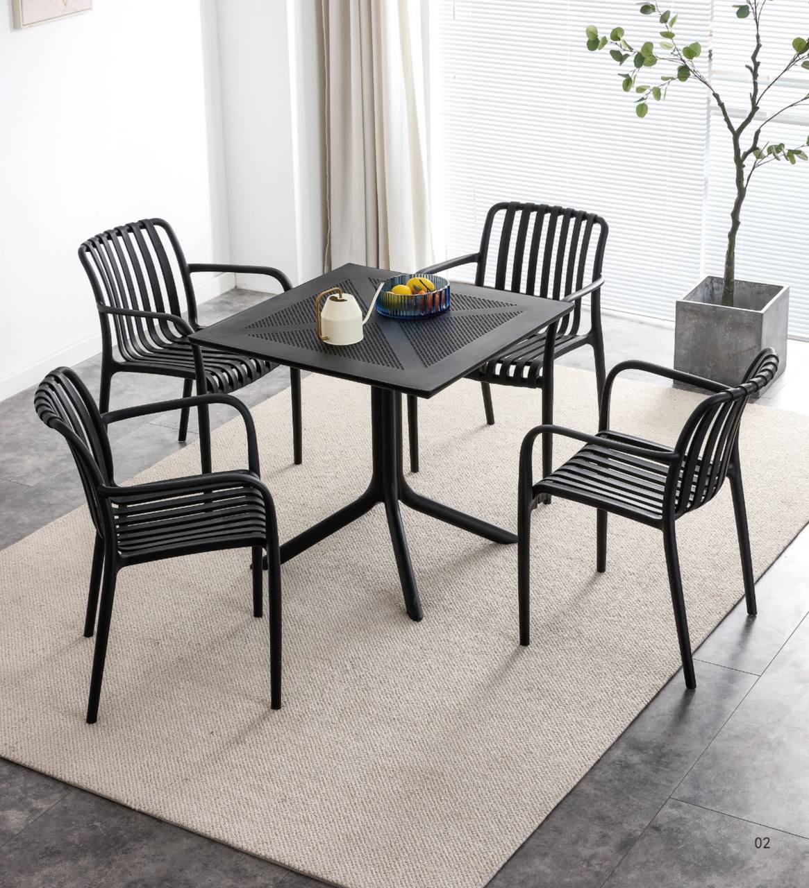 Zara PC-516 کورسی پلاستیکی لە دەرەوە پشوودان