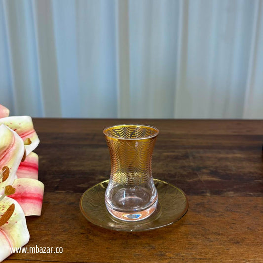 کوپێکی چای شووشەی لێواری زێڕین و سێتی ساوسێر