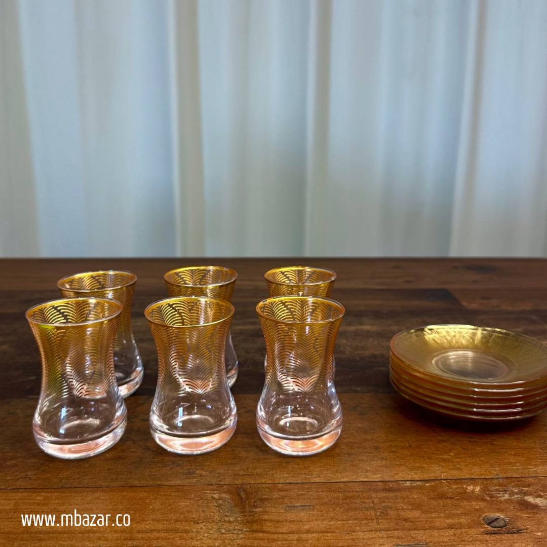 کوپێکی چای شووشەی لێواری زێڕین و سێتی ساوسێر