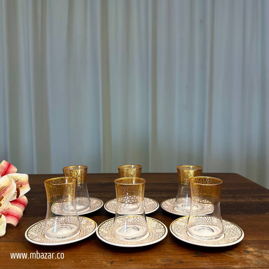 کوپێکی چای شووشەی لێواری زێڕین و سێتی ساوسێر