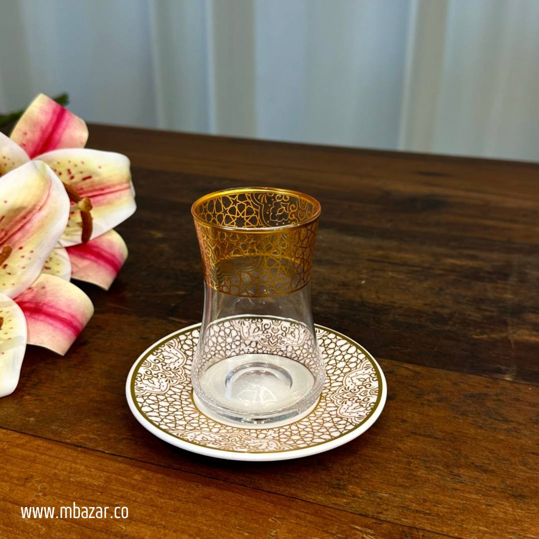 کوپێکی چای شووشەی لێواری زێڕین و سێتی ساوسێر