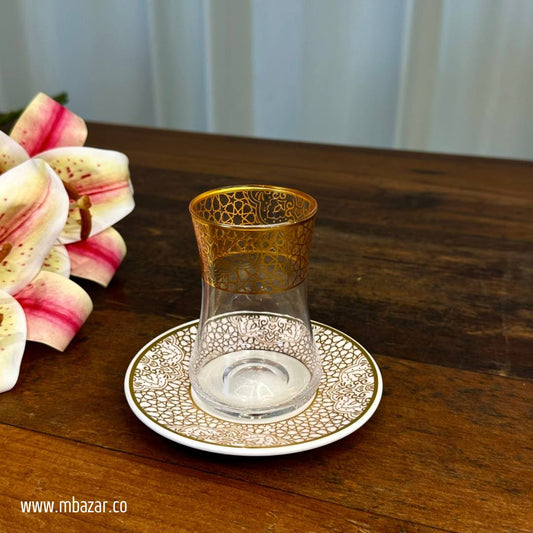 کوپێکی چای شووشەی لێواری زێڕین و سێتی ساوسێر