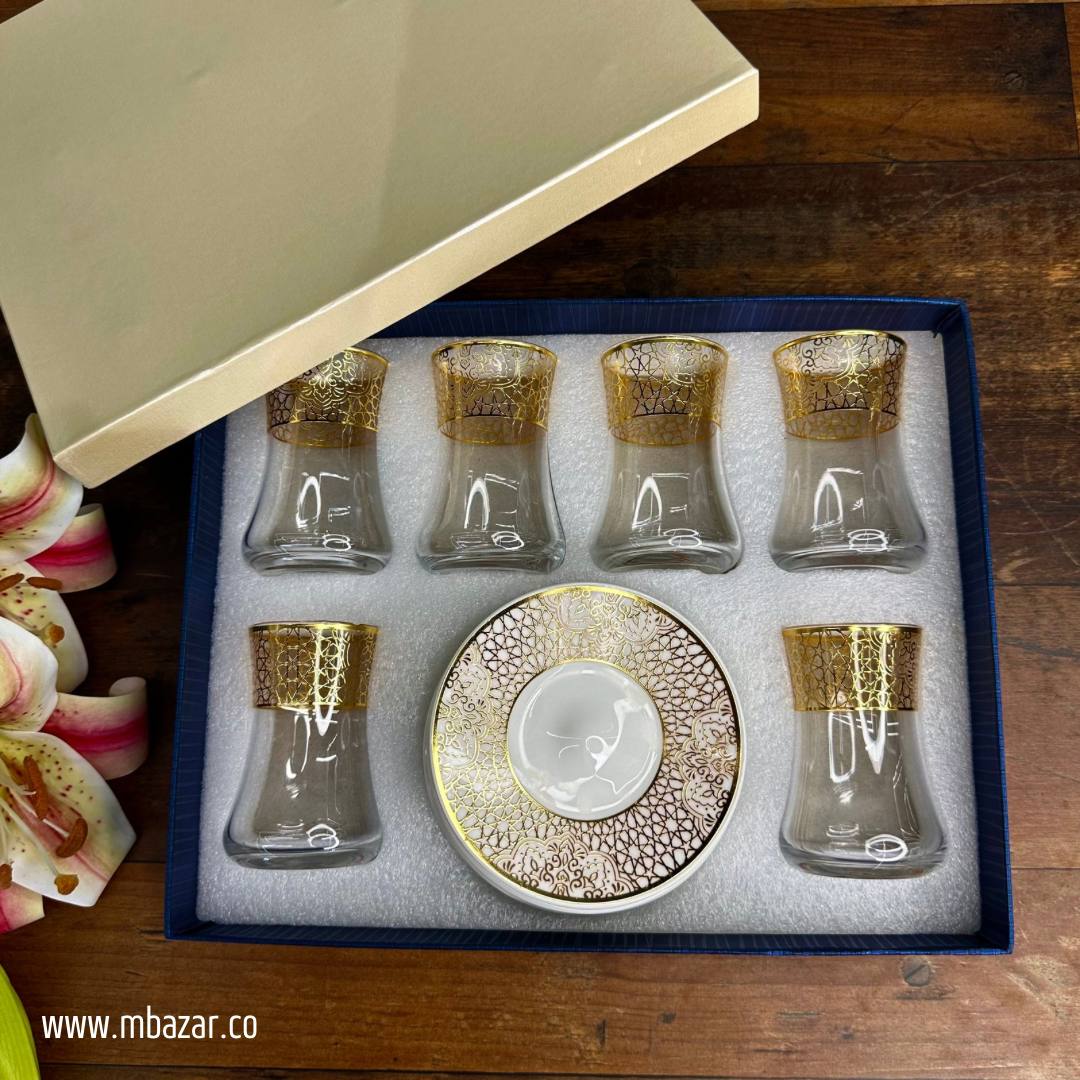 کوپێکی چای شووشەی لێواری زێڕین و سێتی ساوسێر