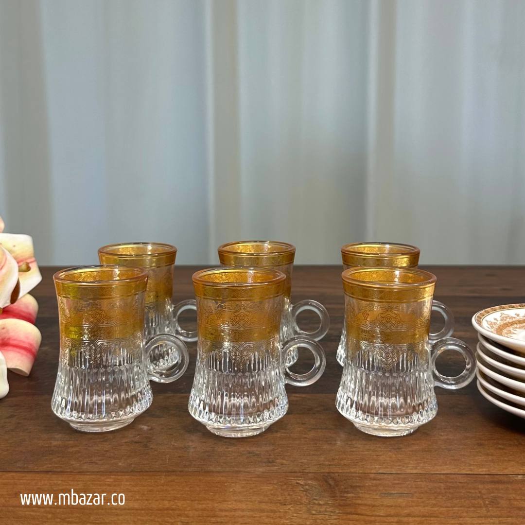 کوپێکی چای شووشەی لێواری زێڕین و سێتی ساوسێر