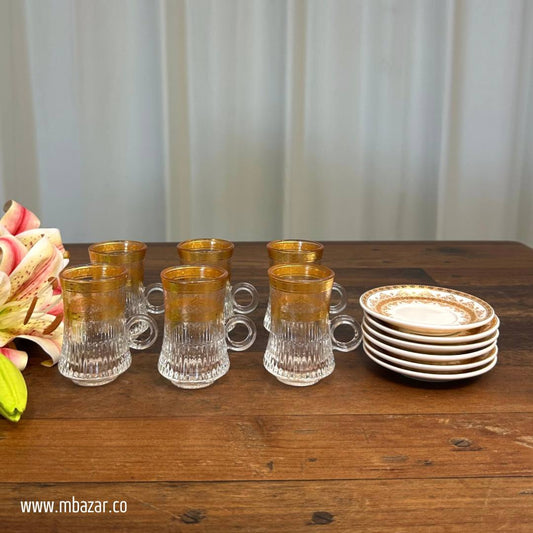 کوپێکی چای شووشەی لێواری زێڕین و سێتی ساوسێر