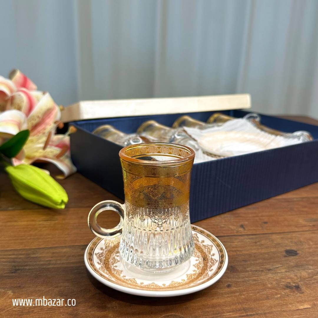 کوپێکی چای شووشەی لێواری زێڕین و سێتی ساوسێر