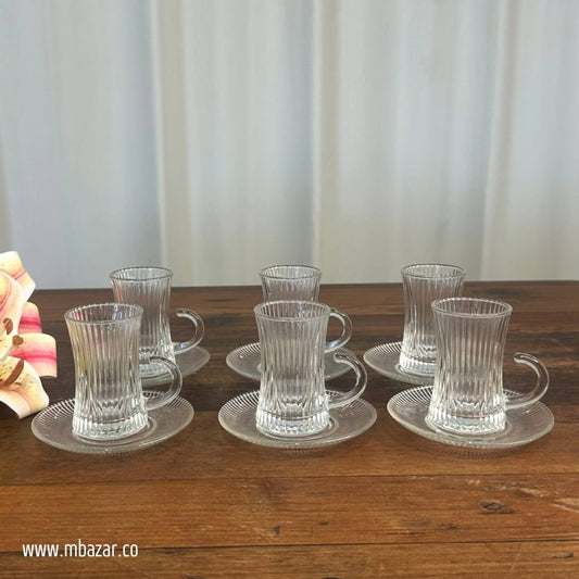 کوپێکی چای شووشەیی سادە و سێتی ساوسێر