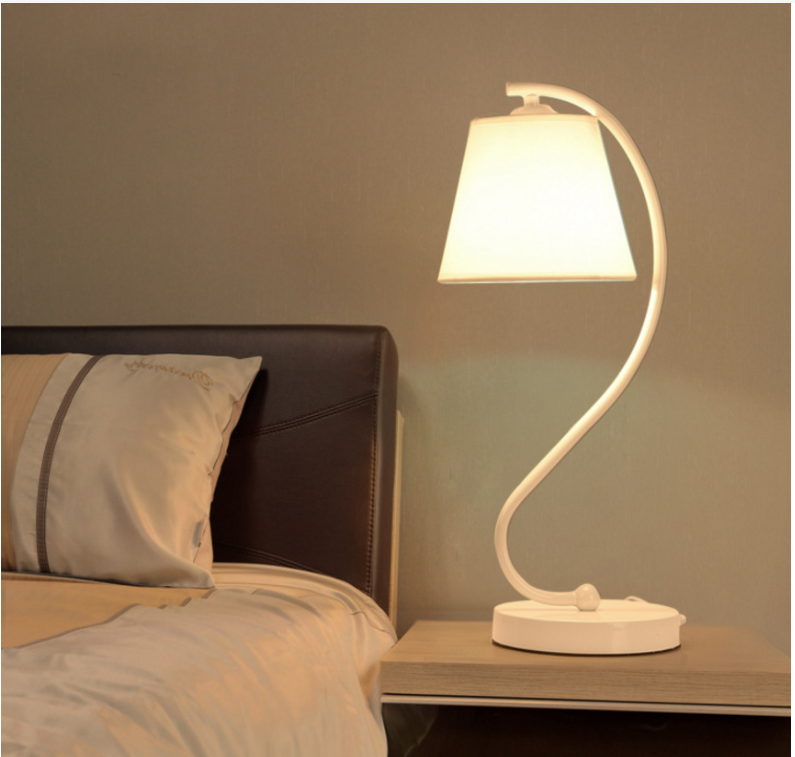 Wavy Classic Design Table Lamp